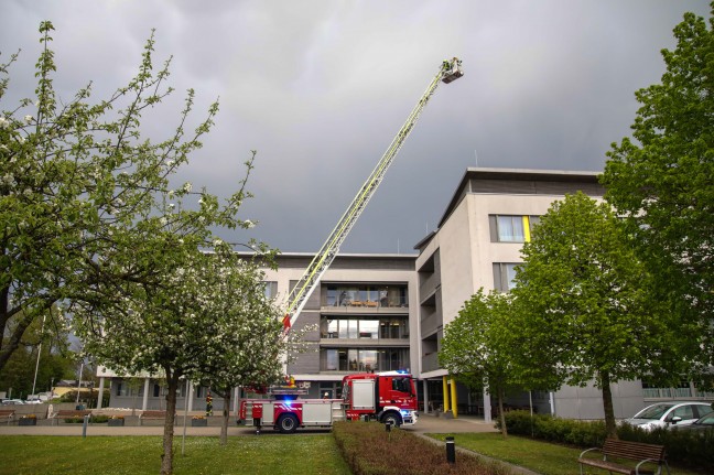 Brandverdacht: Gemeldete Rauchentwicklung im Dachbereich eines Altenheims in Marchtrenk