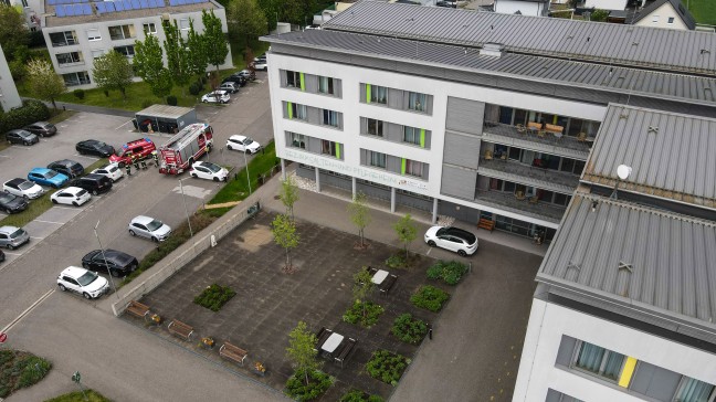 Brandverdacht: Gemeldete Rauchentwicklung im Dachbereich eines Altenheims in Marchtrenk