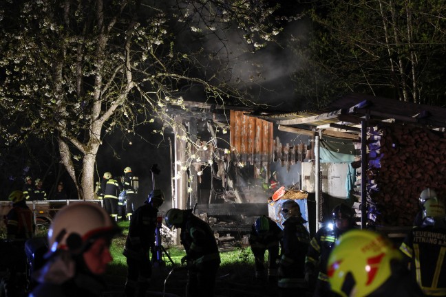 Fnf Feuerwehren bei Brand eines Schuppens in Ottnang am Hausruck im Einsatz