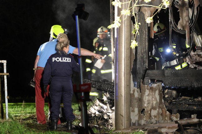 Fnf Feuerwehren bei Brand eines Schuppens in Ottnang am Hausruck im Einsatz
