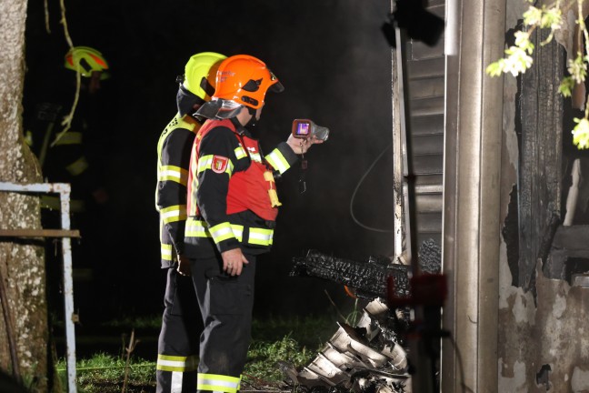 Fnf Feuerwehren bei Brand eines Schuppens in Ottnang am Hausruck im Einsatz