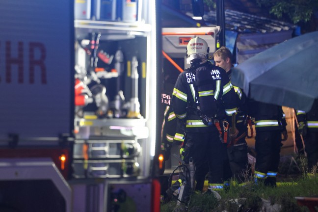 Fnf Feuerwehren bei Brand eines Schuppens in Ottnang am Hausruck im Einsatz