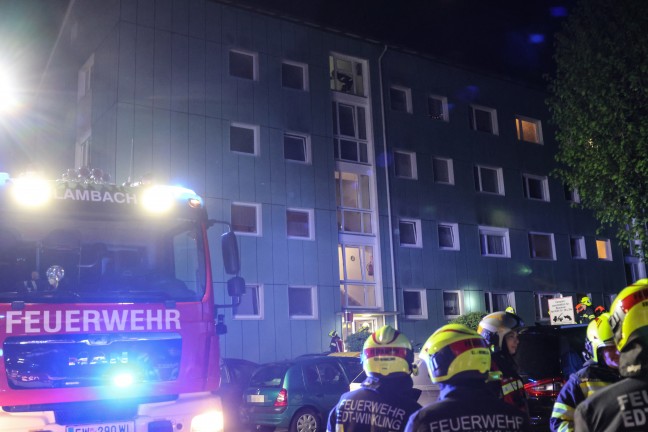 Sechs Feuerwehren bei Brand in einem Mehrparteienwohnhaus in Lambach im Einsatz