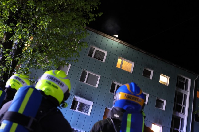 Sechs Feuerwehren bei Brand in einem Mehrparteienwohnhaus in Lambach im Einsatz