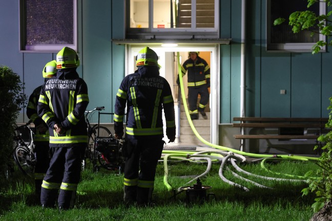 Sechs Feuerwehren bei Brand in einem Mehrparteienwohnhaus in Lambach im Einsatz