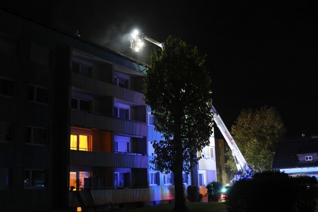Sechs Feuerwehren bei Brand in einem Mehrparteienwohnhaus in Lambach im Einsatz