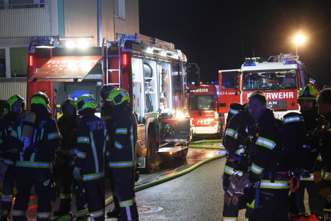 Sechs Feuerwehren bei Brand in einem Mehrparteienwohnhaus in Lambach im Einsatz