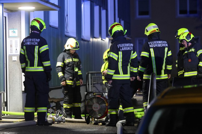 Sechs Feuerwehren bei Brand in einem Mehrparteienwohnhaus in Lambach im Einsatz
