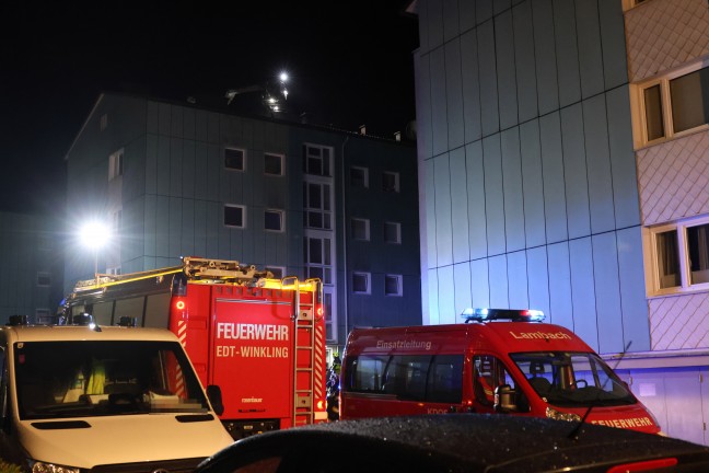 Sechs Feuerwehren bei Brand in einem Mehrparteienwohnhaus in Lambach im Einsatz