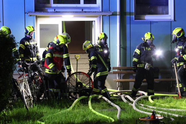 Sechs Feuerwehren bei Brand in einem Mehrparteienwohnhaus in Lambach im Einsatz