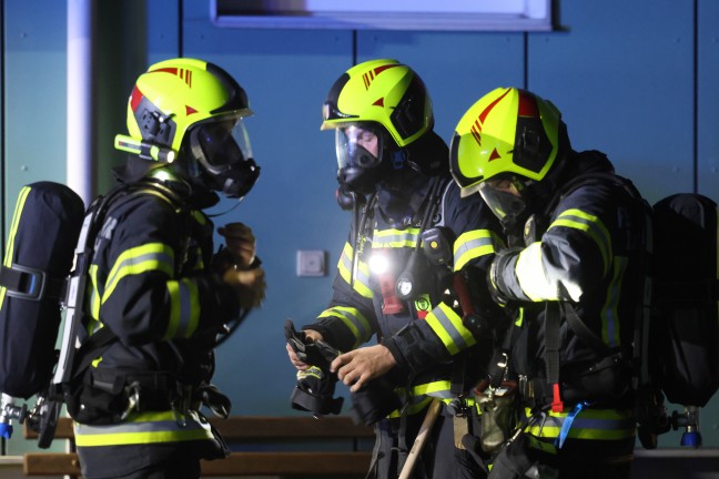 Sechs Feuerwehren bei Brand in einem Mehrparteienwohnhaus in Lambach im Einsatz