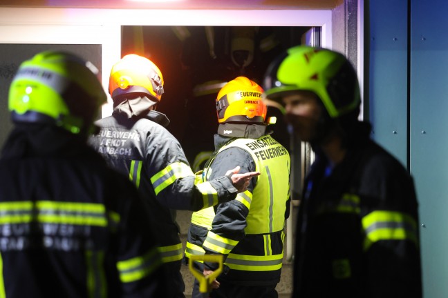 Sechs Feuerwehren bei Brand in einem Mehrparteienwohnhaus in Lambach im Einsatz