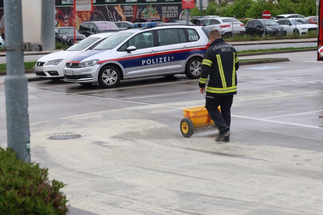 "Mclspur mit Extra-Bindemittel": lspur auf Parkplatz, Tankstelle und im Straenbereich in Wels-Pernau