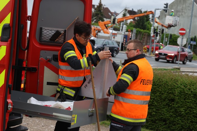 "Mclspur mit Extra-Bindemittel": lspur auf Parkplatz, Tankstelle und im Straenbereich in Wels-Pernau