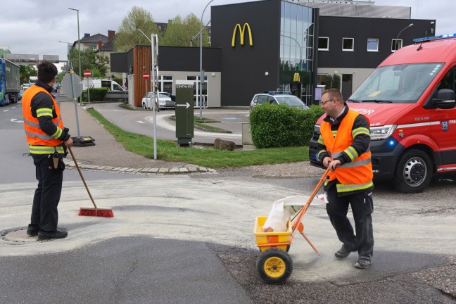 "Mclspur mit Extra-Bindemittel": lspur auf Parkplatz, Tankstelle und im Straenbereich in Wels-Pernau