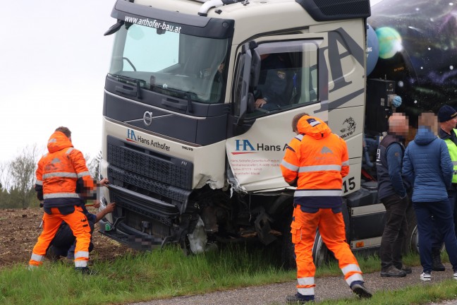 Schwerer Verkehrsunfall zwischen Auto und Mischwagen bei St. Martin im Mhlkreis