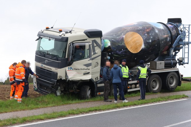 Schwerer Verkehrsunfall zwischen Auto und Mischwagen bei St. Martin im Mhlkreis