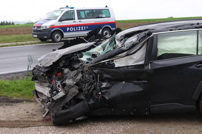 Schwerer Verkehrsunfall zwischen Auto und Mischwagen bei St. Martin im Mhlkreis