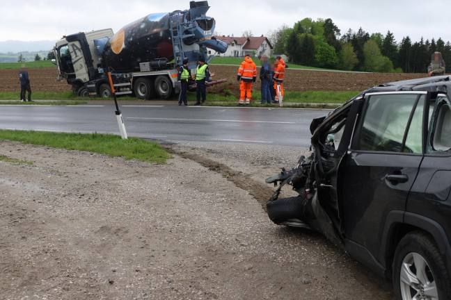 Schwerer Verkehrsunfall zwischen Auto und Mischwagen bei St. Martin im Mhlkreis