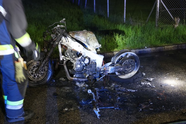 Brand eines abgestellten Motorrades in Wels-Lichtenegg sorgte fr Einsatz von Feuerwehr und Polizei