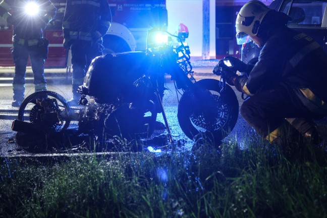 Brand eines abgestellten Motorrades in Wels-Lichtenegg sorgte fr Einsatz von Feuerwehr und Polizei