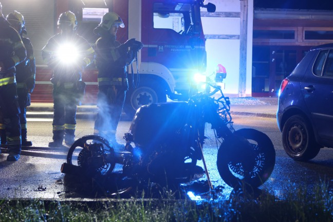 Brand eines abgestellten Motorrades in Wels-Lichtenegg sorgte fr Einsatz von Feuerwehr und Polizei