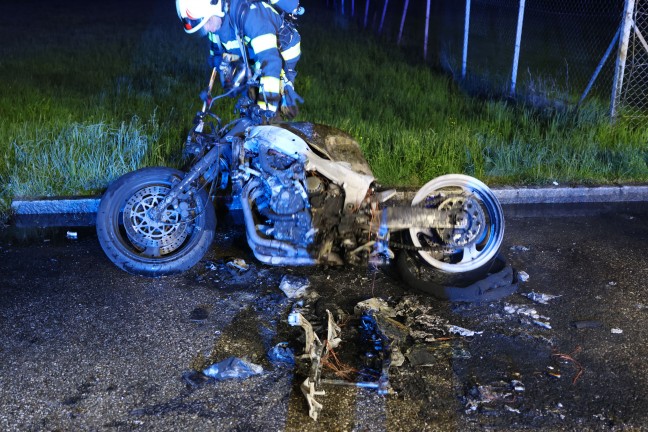 Brand eines abgestellten Motorrades in Wels-Lichtenegg sorgte fr Einsatz von Feuerwehr und Polizei
