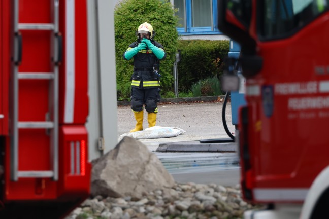 Gefahrstoffeinsatz: Austritt von Batteriesure aus abgestrzter "Elektroameise" in Wels-Pernau