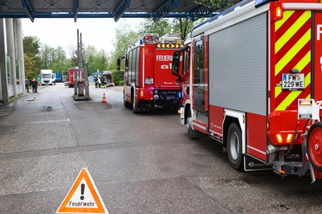 Gefahrstoffeinsatz: Austritt von Batteriesure aus abgestrzter "Elektroameise" in Wels-Pernau