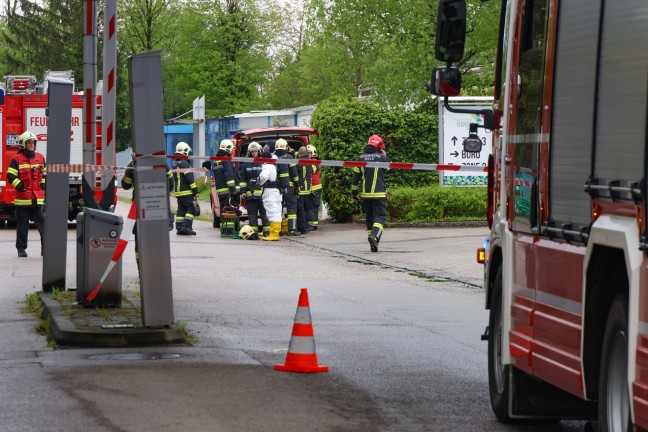 Gefahrstoffeinsatz: Austritt von Batteriesure aus abgestrzter "Elektroameise" in Wels-Pernau