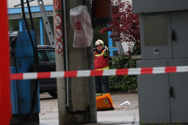Gefahrstoffeinsatz: Austritt von Batteriesure aus abgestrzter "Elektroameise" in Wels-Pernau