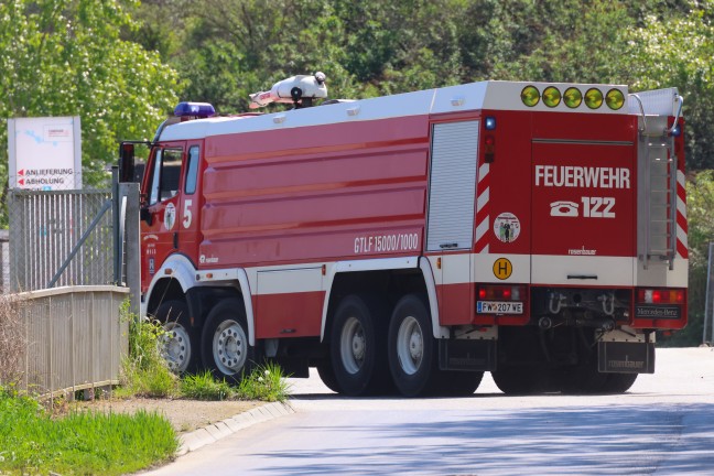 Drei Feuerwehren zu Brand bei einem Abfallentsorgungsunternehmen in Wels-Schafwiesen alarmiert
