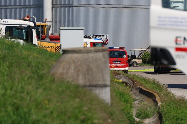 Drei Feuerwehren zu Brand bei einem Abfallentsorgungsunternehmen in Wels-Schafwiesen alarmiert
