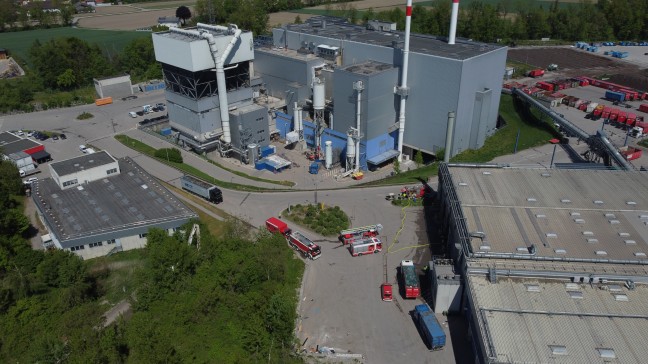 Drei Feuerwehren zu Brand bei einem Abfallentsorgungsunternehmen in Wels-Schafwiesen alarmiert