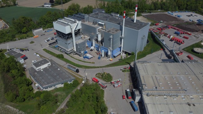 Drei Feuerwehren zu Brand bei einem Abfallentsorgungsunternehmen in Wels-Schafwiesen alarmiert