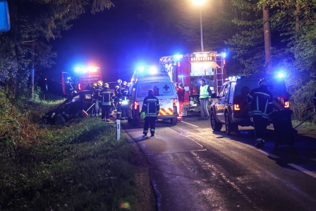 Auto bei schwerem Verkehrsunfall in Stadl-Paura gegen Baum gekracht