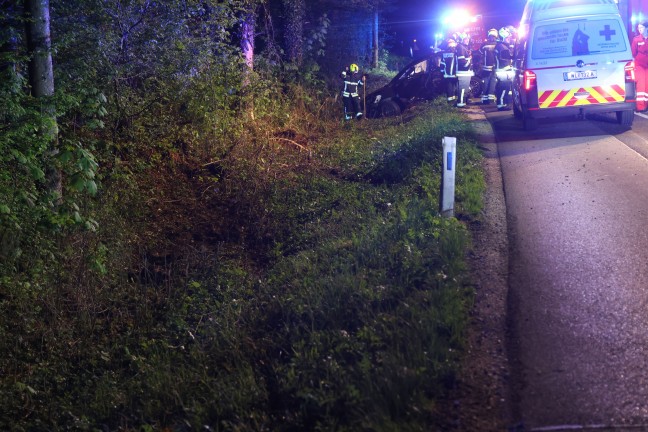 Auto bei schwerem Verkehrsunfall in Stadl-Paura gegen Baum gekracht