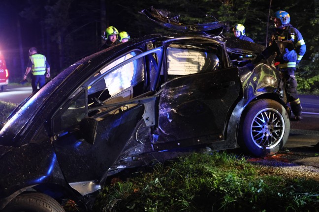 Auto bei schwerem Verkehrsunfall in Stadl-Paura gegen Baum gekracht