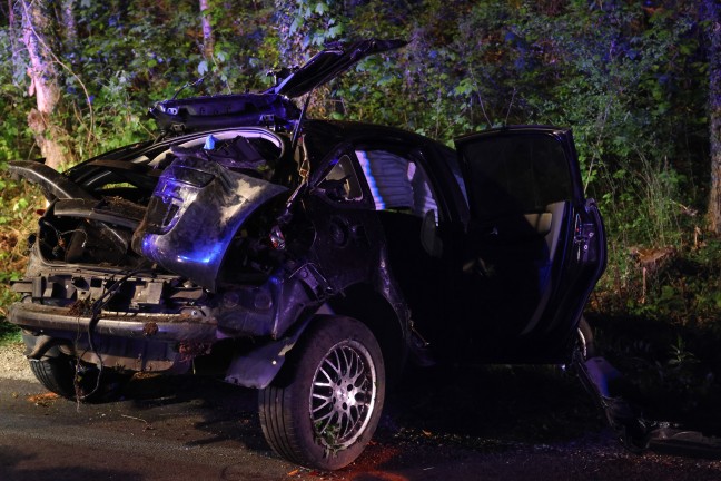 Auto bei schwerem Verkehrsunfall in Stadl-Paura gegen Baum gekracht