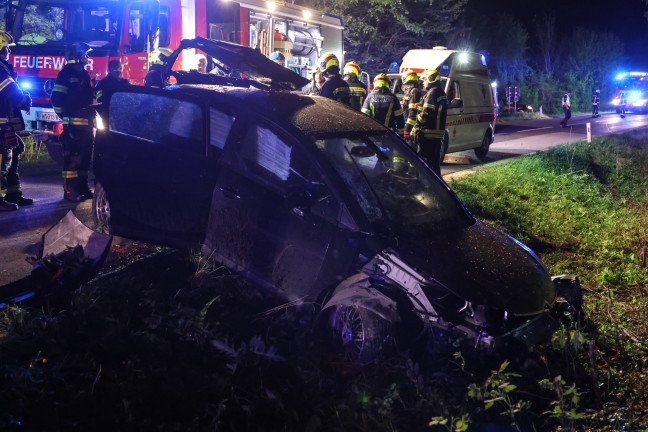 Auto bei schwerem Verkehrsunfall in Stadl-Paura gegen Baum gekracht