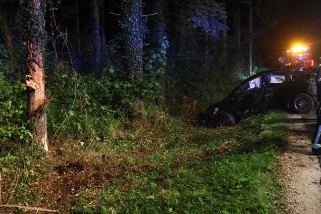 Auto bei schwerem Verkehrsunfall in Stadl-Paura gegen Baum gekracht