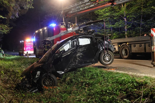 Auto bei schwerem Verkehrsunfall in Stadl-Paura gegen Baum gekracht