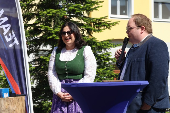 FP: Groes Maibaumfest mit den Menschen am Vogelweiderplatz in Wels-Vogelweide gefeiert