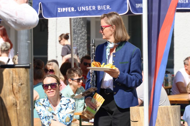 FP: Groes Maibaumfest mit den Menschen am Vogelweiderplatz in Wels-Vogelweide gefeiert