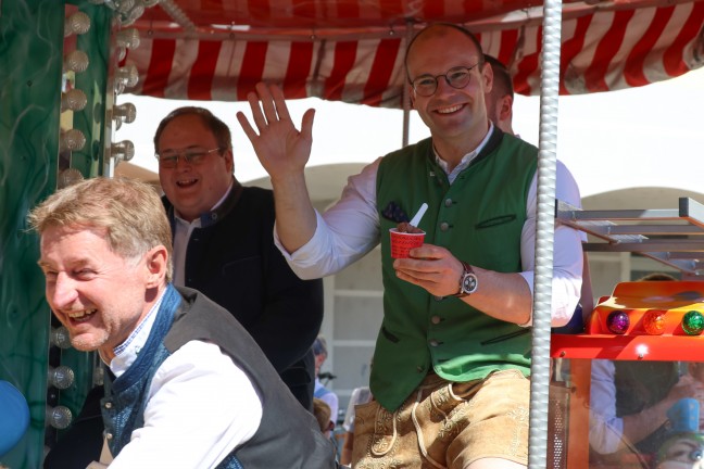 FP: Groes Maibaumfest mit den Menschen am Vogelweiderplatz in Wels-Vogelweide gefeiert