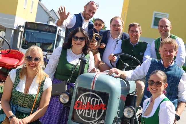 FP: Groes Maibaumfest mit den Menschen am Vogelweiderplatz in Wels-Vogelweide gefeiert