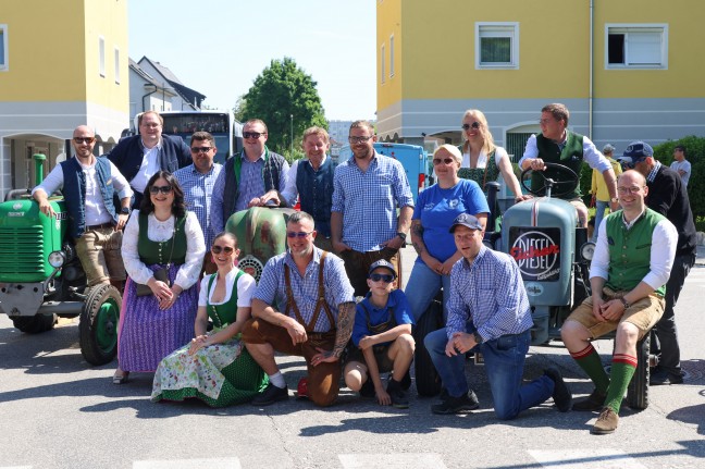 FP: Groes Maibaumfest mit den Menschen am Vogelweiderplatz in Wels-Vogelweide gefeiert