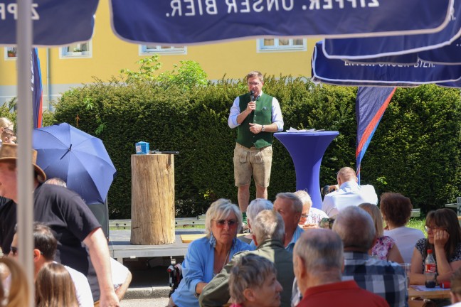 FP: Groes Maibaumfest mit den Menschen am Vogelweiderplatz in Wels-Vogelweide gefeiert