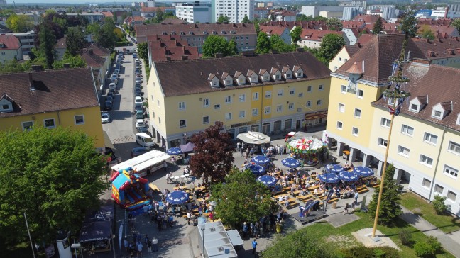 FP: Groes Maibaumfest mit den Menschen am Vogelweiderplatz in Wels-Vogelweide gefeiert