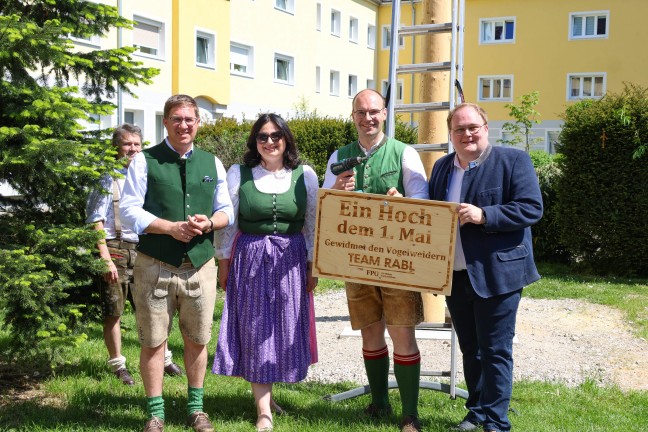 FP: Groes Maibaumfest mit den Menschen am Vogelweiderplatz in Wels-Vogelweide gefeiert